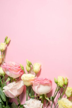 Çiçek arkaplan. Pembe arka planda Eustoma ve pembe güller. Tatil kavramı ve kopyalama alanı.