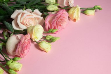 Pembe güller ve pembe bir arka planda mutluluk. Anneler Günü konsepti ve kopyalama alanı.