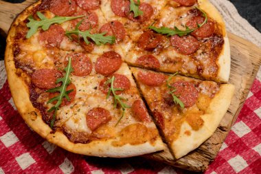 Pepperoni Pizza yakın plan. Mozzarella peyniri, salam ve roka. en üstteki görünüm.