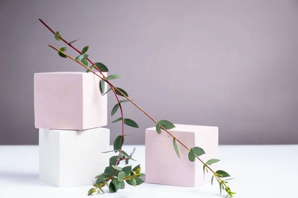 Geometrik şekilli kozmetik arka plan. Beyaz ve pembe kübik podyumlar. Soyut arkaplan. Kozmetik ürünleri sergilemek için bir model. Boşluğu göster ve kopyala