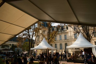 Lviv şehri, Ukrayna, Ağustos 2019. Sokak müzisyenleri şehrin merkez meydanında çalıyorlar. Güzel bir akşam şehri.