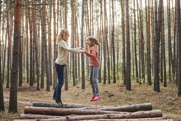 Мать Дочь Веселятся Природе Прыгают Лес Концепция Счастливой Семьи — стоковое фото