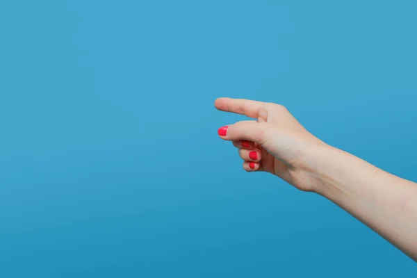 Yapan Kadın Bir Şeyi Işaret Ediyor Mavi Arka Planda Kırmızı — Stok fotoğraf
