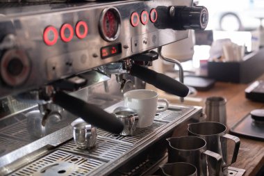 Kahve makinası kafede. Kahve içeceği hazırlama anı. bulanık ve seçici odak