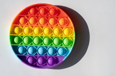 Patlatılmış bir oyuncağa yakın çekim. Yaz ve gökkuşağı kavramı