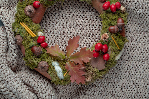 Ручной осенний венок из натуральных материалов. Уютный вязаный свитер. Концепция осеннего декора
