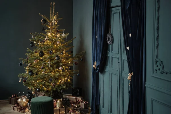 Живая елка в кастрюле и коробки с подарками. Стильный интерьер в синих тонах. Стильный интерьер. — стоковое фото
