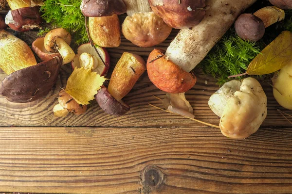 Una Varietà Funghi Freschi Della Foresta Uno Sfondo Legno Vista — Foto Stock