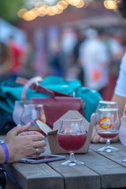 Eylül 2021, Lviv, Ukrayna, bira ve vinil festivali. Kafkasyalılar markalı bardaklardan zanaat birası içerler. 