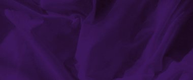 Görünür kıvrımları ve yumuşak dokusu olan, eşit ışıklandırılmış ve pankart şeklinde soyut bir mor kumaş resmi. İnce tonsal farklılıkları ve cömert kopyalama alanı olan tek renkli yüzey.