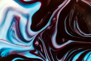 Artistik makro sıvı, akışkan turkuaz, siyah ve pembe kıvrımlı. Pürüzsüz parlak hareket, mermer tarzı, tasarım için yaratıcı arkaplan. 