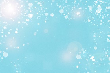 Minimalist kış tatili tasarımı, beyaz kar ve uzak parlayan bokeh ile, köşedeki güneş ışıkları büyülü bir atmosfer yaratır. Temiz, pastel ortam, geniş kopya alanı. 