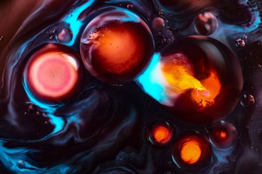 Siyah, mavi, turuncu ve mor renkli sıvıların kozmik ve gelecekçi bilim kurgu tarzı fantezi tarzında fırıl fırıl dönen makro fotoğrafı. Bilim, mekan, yenilikçi markalaşma ve dijital sanat geçmişi için harika.. 