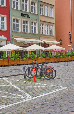  Gdansk, Polonya, 13 Eylül 2025 tarihi binaları, açık kafeleri ve park edilmiş bisikletleri olan eski kasaba meydanı. Günlük şehir hayatı ve geleneksel mimarinin sergilendiği popüler turizm alanı 