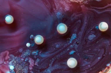 Yuvarlak damlacıkların makro görüntüsü, pürüzsüz girdaplar ve yumuşak ışıltılarla koyu mor ve mavi sıvı yüzeylere dağılmış durumda. Asgari soyut arkaplan teknoloji ve fütürist tasarım için mükemmel..