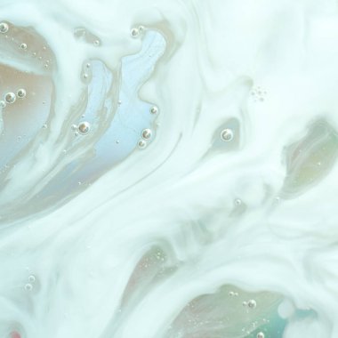 Makro görüntüde nötr bej sıvı soyut ve pürüzsüz organik akış. Zarif arka planlar, doğal markalaşma, ambalaj tasarımı, sunumlar ve minimalist görsel içerik için ideal.