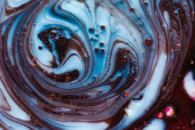 Krem beyaz çizgiler ve kabarcıklar, yatay bileşim, dinamik girdap dokusu modern arka planlar ve yaratıcı tasarım için idealdir..