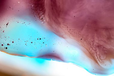 Sıvı, turkuaz ve kahverengi tonlarda, yumuşak eğimli ve organik akışlı soyut makro fotoğraf. Modern arka planlar, yaratıcı tasarım, markalaşma ve anlamlı görsel kavramlar için ideal..