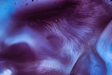 Mavi ve mor renkli ipeksi desenli ve akışkan hareketli koyu soyut makro fotoğraf. Dengesiz arka planlar, yaratıcı markalaşma, dijital sanat ve modern tasarım için ideal..