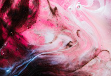 Beyaz çizgiler ve küçük baloncuklar ile karışık girdap pembesi ve morumsu sıvı boyanın makro yakın çekimi, dinamik akışla parıltılı organik doku ve ince vurgular canlı soyut arkaplan oluşturur
