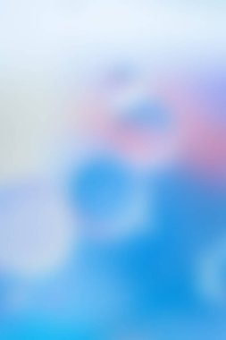 Kozmetik ürünlerin reklamını yapmak için yumuşak eğimli arkaplan - mor, mavi ve beyaz renkler, kopyalama alanı. Dikey resim