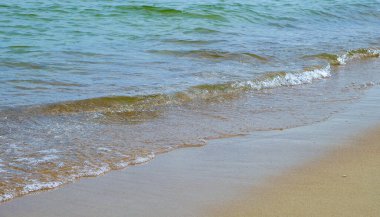 Baltık Denizi 'nin yumuşak dalgaları kumlu bir plaja yuvarlanıyor. Sığ suları, yumuşak dalgaları ve sakin doğal atmosferi olan en az deniz manzarası..