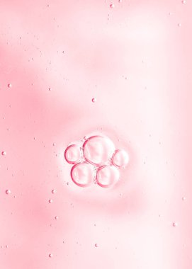 Pembe renkli suya asılmış makro yağ damlacıkları yumuşak dairesel şekiller ve rüya gibi soyut bir zemin oluşturuyor. Doku, akışkan sanat, asgari tasarım temaları için mükemmel.