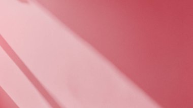 Yumuşak ışık ve gölge şekilli minimum pembe arkaplan. Zarif soyut doku markalaşma, sosyal medya ve modern tasarım için mükemmel. Boşluğu kopyala