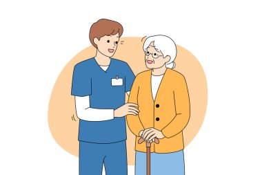 Hemşire, bastonlu yaşlı bir kadına yardım ediyor. Mavi üniforma ve rozet takıyor. Sıcak bir gülümseme ve sürekli destek veriyor.