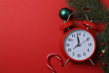 Paketlenmiş hediyeler, şekerler ve süslemelerle dolu şenlik sahnesi, bazen parlak kırmızı bir arka planda, Noel tebrikleri ve kutlamalar iletiliyor