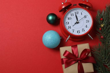 Paketlenmiş hediyeler, şekerler ve süslemelerle dolu şenlik sahnesi, bazen parlak kırmızı bir arka planda, Noel tebrikleri ve kutlamalar iletiliyor