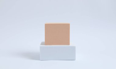 Beyaz arkaplanda boş beyaz kare kutu.