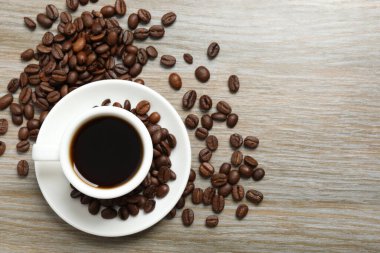 Kahve fincanı ve fasulye.