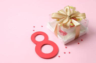 8 numaralı hediye kutusu ve pembe arka planda hediye.