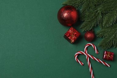 Süslemeli Noel hediyelerinin ve yeşil arka planda köknar dallarının en üst görünümü