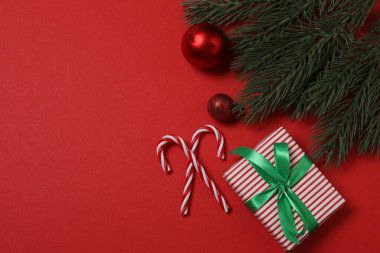 Süslemeli Noel hediyelerinin ve yeşil arka planda köknar dallarının en üst görünümü