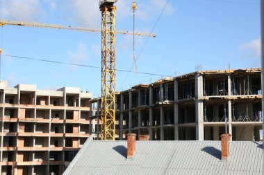 İnşaat alanı vinçlerle inşaat ve geliştirme 