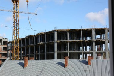 İnşaat alanı vinçlerle inşaat ve geliştirme 