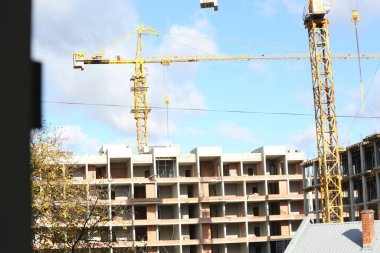 İnşaat alanı vinçlerle inşaat ve geliştirme 