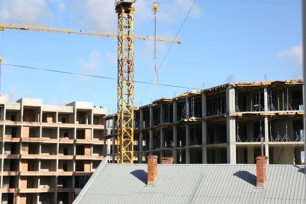 İnşaat alanı vinçlerle inşaat ve geliştirme 