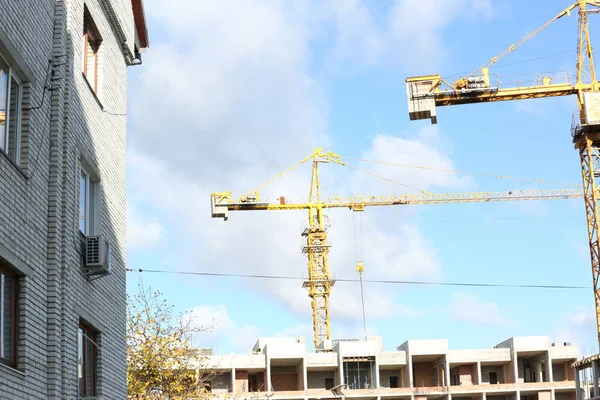 İnşaat alanı vinçlerle inşaat ve geliştirme 