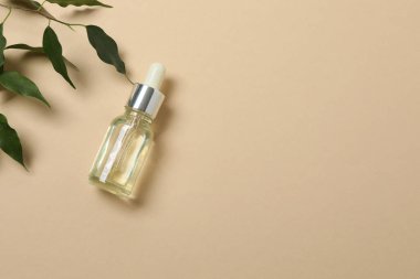 Açık arkaplanda güzel çiçekler olan bir şişe parfüm.