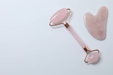 Yüz masajı terapisi için Jade Face Roller ve Guasha. Yaş, kaldırma ve tonlama tedavisi