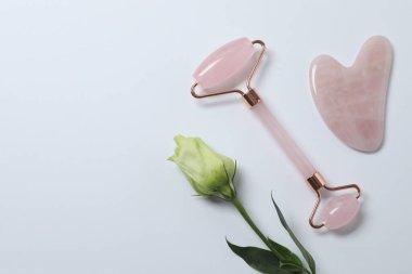 Yüz masajı terapisi için Jade Face Roller ve Guasha. Yaş, kaldırma ve tonlama tedavisi