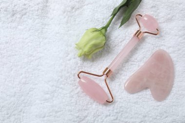 Yüz masajı terapisi için Jade Face Roller ve Guasha. Yaş, kaldırma ve tonlama tedavisi