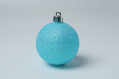 Beyaz arkaplanda izole edilmiş Noel ağacı süslemeleri