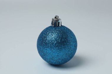 Beyaz arkaplanda izole edilmiş Noel ağacı süslemeleri