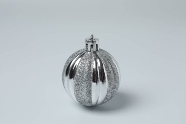 Beyaz arkaplanda izole edilmiş Noel ağacı süslemeleri