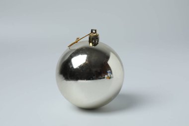 Beyaz arkaplanda izole edilmiş Noel ağacı süslemeleri