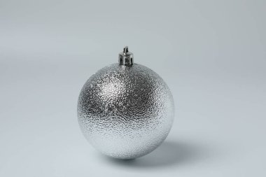 Beyaz arkaplanda izole edilmiş Noel ağacı süslemeleri